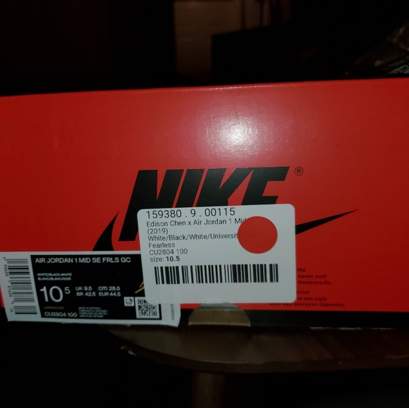 Jordan 1 Edison Chen "Fearless" - Picture 3 of 3